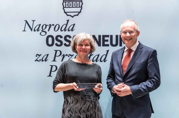 Zdjęcie p. Agnieszki Rembiałkowskiej z nagrodą.